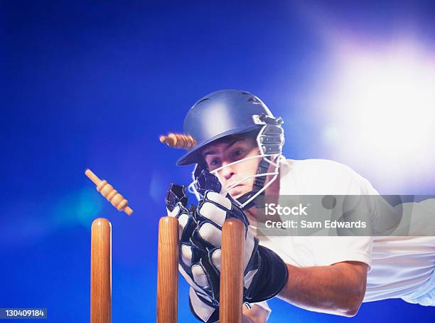 Jogador De Críquete De Atingir Para Bats - Fotografias de stock e mais imagens de Wicketkeeper - Wicketkeeper, Baliza de Críquete, 25-29 Anos