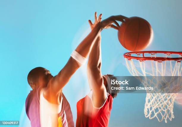 Vista Turva De Jogador De Basquete Dunking - Fotografias de stock e mais imagens de Basquetebol - Basquetebol, Jogador de Basquetebol, Saltar