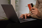 hand-mit-kreditkarte-und-computer-shopping-im-internet.jpg?b=1&s=170x170&k=20&c=SMTOYP0K6bmK5FBLPO4bOg8c9Mf8TLvdb2JEGAj5z_0=