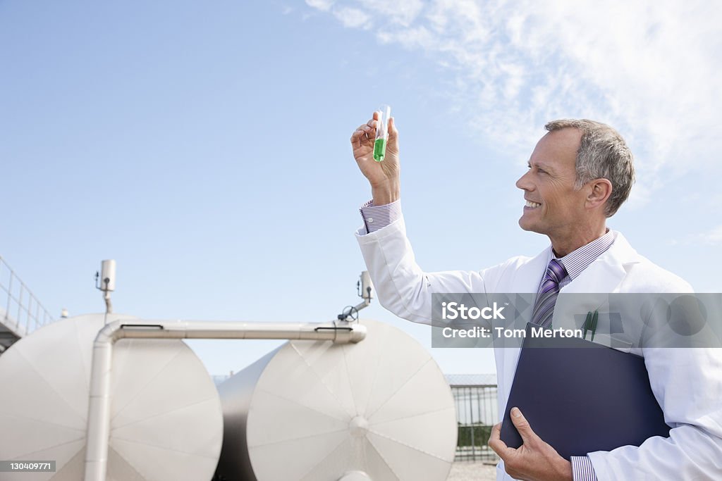 Cientista examinando o líquido no tubo de ensaio - Royalty-free 50-54 anos Foto de stock