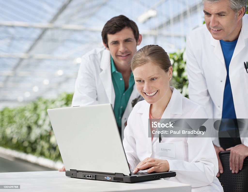 Wissenschaftler Arbeiten am laptop im Gewächshaus - Lizenzfrei Genmanipulation Stock-Foto