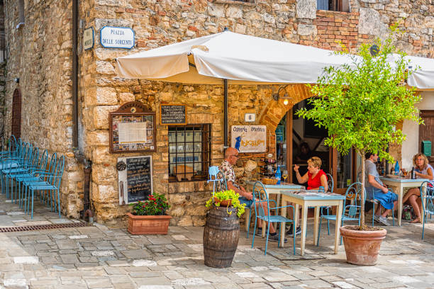 bagno vignoni, italia por san quirico d'orcia en val d'orcia, toscana con osteria enoteca porcellum street restaurant café - civita di bagnoregio fotografías e imágenes de stock