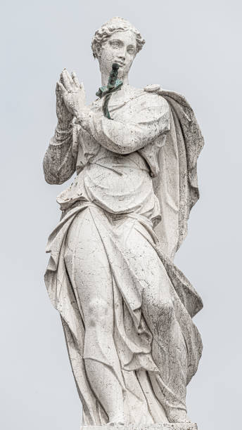 antigua escultura antigua de hermoso ángel orante con alas en el techo de la iglesia jesuitas de santa maría assunta en venecia, italia, detalles, primer plano - renaissance baroque style sculpture human face fotografías e imágenes de stock