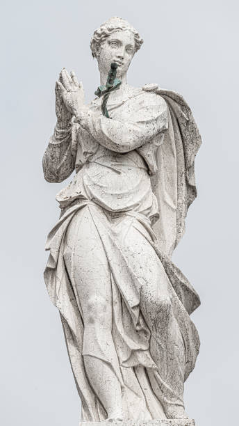 древняя выдержавая скульптура прекрасного молитву ангела с крыльями на крыше церкви иезуитов санта-мария-ассунта в венеции, италия, детали - renaissance baroque style sculpture human face стоковые фото и и�зображения