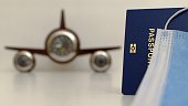 reisepass-auf-verschwommener-einweg-gesichtsmaske-und-uhrflugzeug.jpg?b=1&s=170x170&k=20&c=INhSYIzDkcoJOk4Q423OiCiYr2U26dMp7VTgOapCX9c=