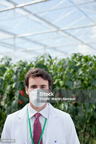 Científico Usando La Máscara En Invernáculo Foto de stock y más banco de imágenes de Científico - Científico, Máscara protectora, Retrato