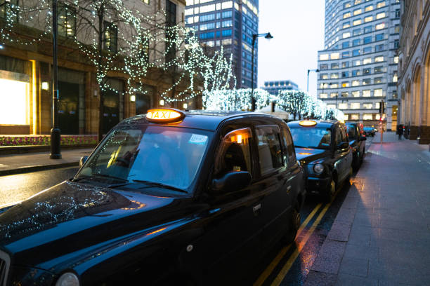 taxis negros de londres esperando en la fila en la calle de la ciudad - black cab fotografías e imágenes de stock