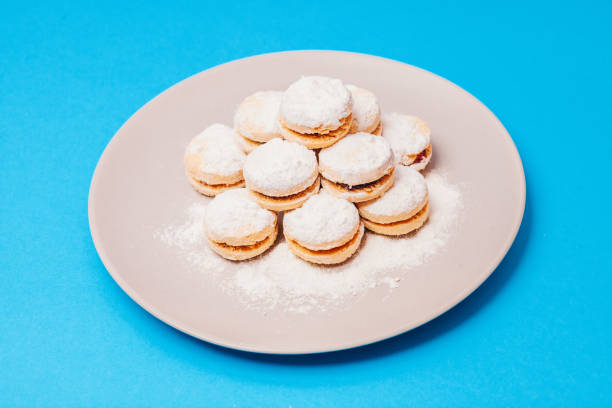 baked biscuit with jam powder with sugar - biscotti jam biscuit cookie biscuit imagens e fotografias de stock