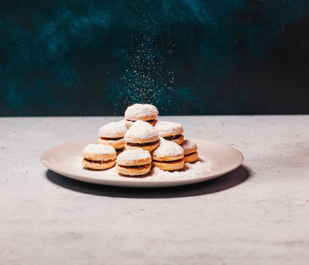 baked biscuit with jam powder with sugar - biscotti jam biscuit cookie biscuit imagens e fotografias de stock