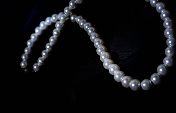 진주 목걸이, 어두운 배경을 배경으로 진주 목걸이 - black pearl pearl horizontal necklace 뉴스 사진 이미지