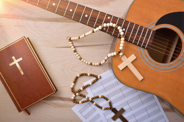 ギタークロス聖書と楽譜付きのテーブル - christian service ストックフォトと画像