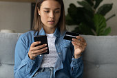 junge-dame-beim-einkaufen-im-internet-shop-mit-zelle.jpg?b=1&s=170x170&k=20&c=YqVRu1FiLIcVMiHiVVjdQIyLSv-0edOWIwRFL0cJzuA=