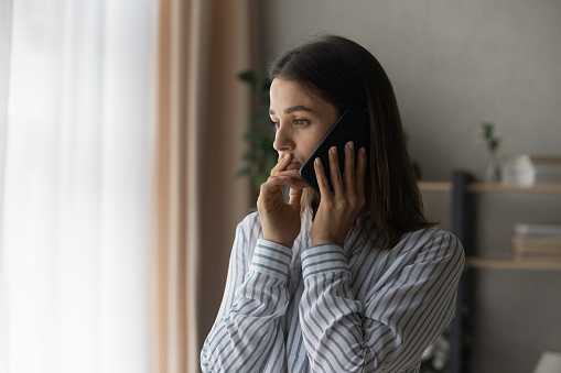 Triste amiga compasiva de apoyo de la joven en la charla telefónica photo