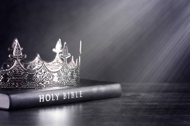 biblia święta i korona królów na ciemnym tle moody - prince of darkness zdjęcia i obrazy z banku zdjęć