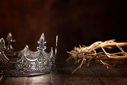 Una corona de reyes y la corona de espinas photo