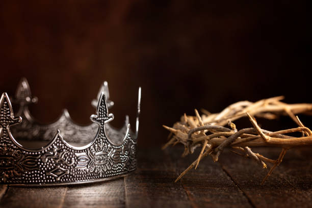 una corona de reyes y la corona de espinas - god spirituality religion metal fotografías e imágenes de stock