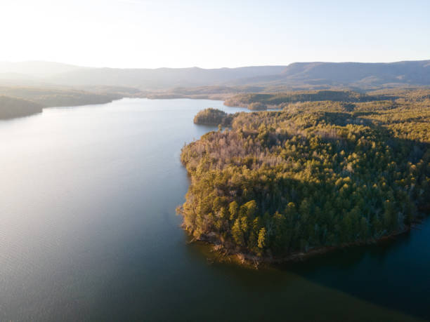 luftaufnahme des sees in north carolina bei golden hour - maroon stock-fotos und bilder