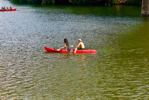 pareja disfruta de kayak en lady bird lake, austin, texas - lake texas canoe canoeing fotografías e imágenes de stock
