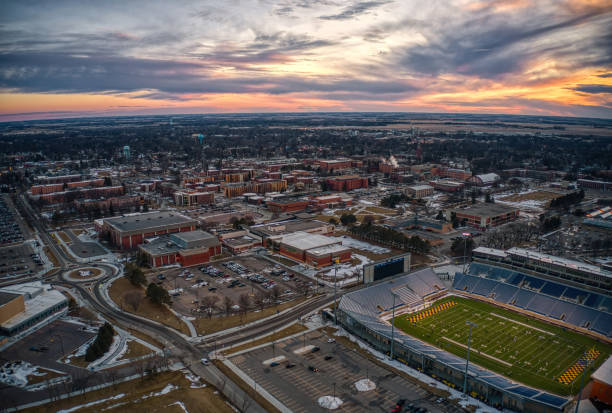 vista aérea de una universidad en brookings, dakota del sur - south dakota fotografías e imágenes de stock