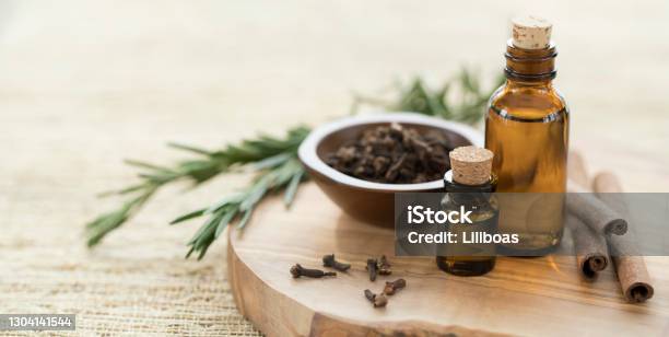 Ätherische Öle Mit Rosmarin Cloves Cinnamon Stockfoto und mehr Bilder von Duftöl - Duftöl, Aromatherapie, Kräutermedizin