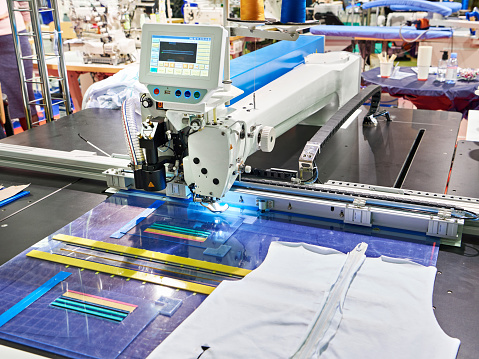 Programmable electronic large-area pattern sewing machine
