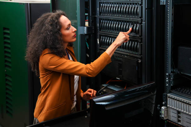 изменение диска в установке сервера в большом центре обра�ботки данных - network server rack computer mainframe стоковые фото и изображения