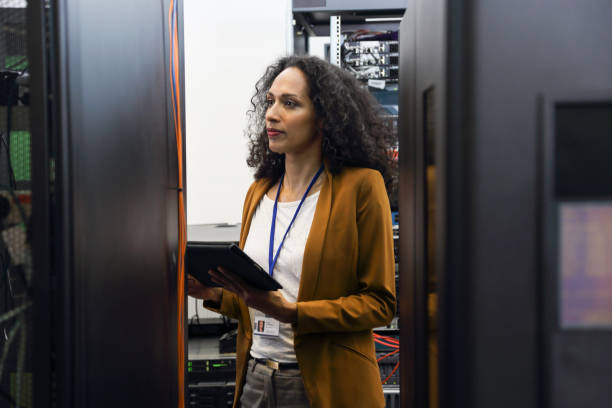 profissional de ti feminina na sala do servidor - data center computer programmer women - fotografias e filmes do acervo