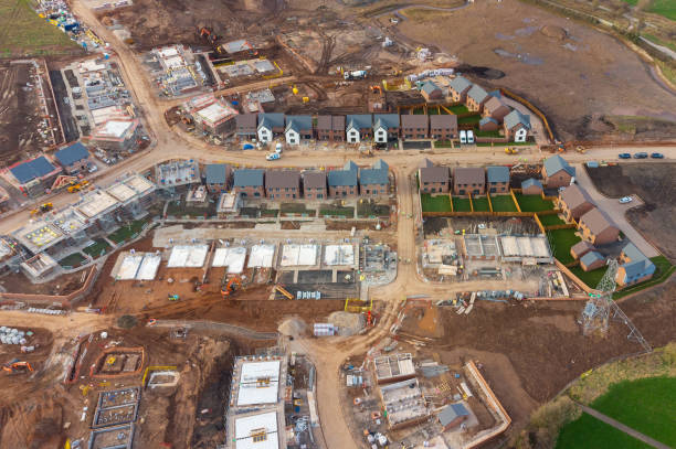 aerial view of new build housing construction site in england, uk - house housing development uk housing problems imagens e fotografias de stock