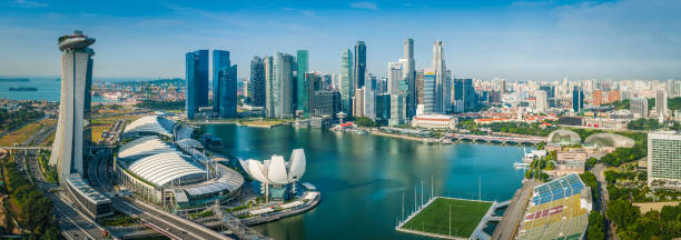 panorama aéreo de singapur sobre los monumentos de los rascacielos cbd y marina bay - artscience museum fotografías e imágenes de stock