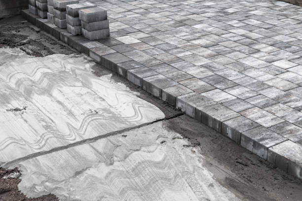 istock Layer of gray paving slabs, street paving is in progress 1304169367