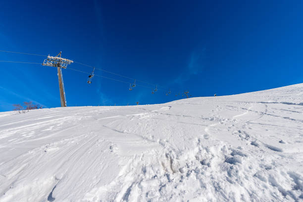 雪の多い冬の風景の空のチェアリフト - マルガサンジョルジョスキーリゾートイタリア - dolomites ski lift winter ski track ストックフォトと画像