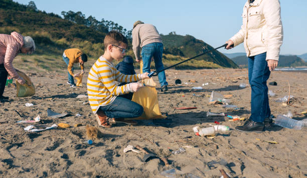 istock Volunteers cleaning the beach 1304177924