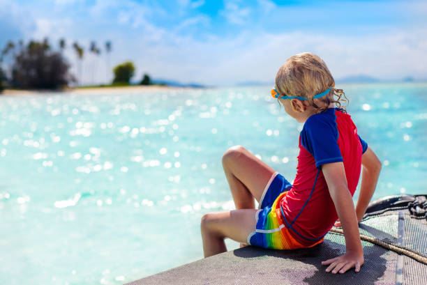 niño saltando al agua del mar. vacaciones en yates. - clear sky water sports and fitness yacht fotografías e imágenes de stock