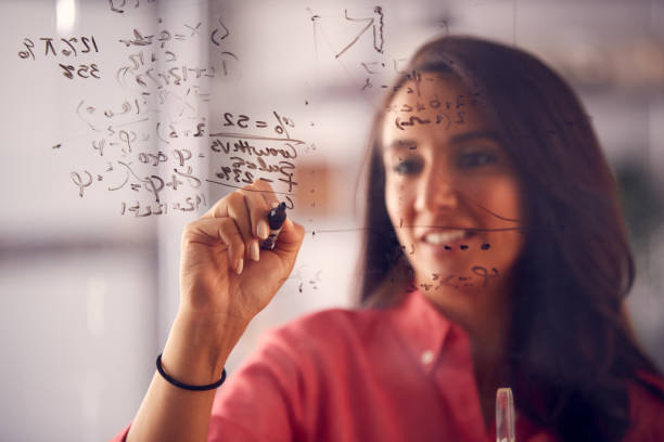 brainstorming businesswoman or mathematician drawing graph calculation on glass screen in office - algorithm formula mathematical symbol engineering imagens e fotografias de stock