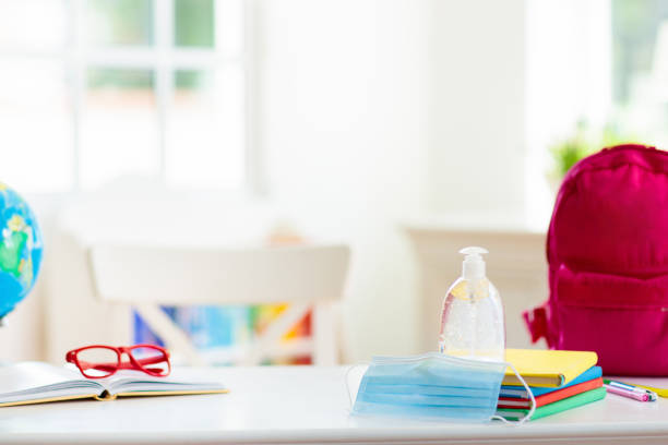 mochila del niño de la escuela. máscara facial y desinfectante. - 30057 fotografías e imágenes de stock