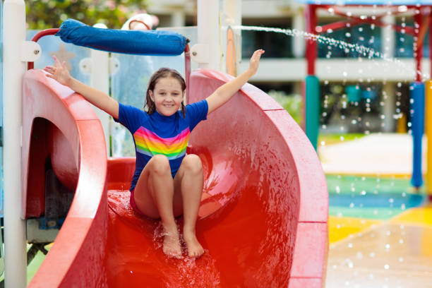 kinder auf wasserrutsche im aquapark. sommerurlaub - amusement park family water slide child stock-fotos und bilder