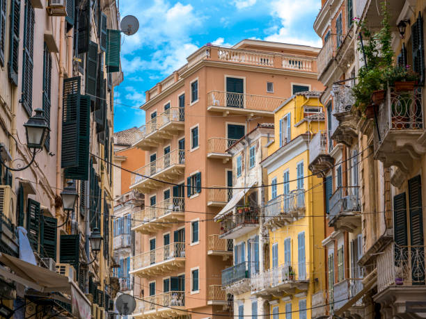 griekse straat op het eiland corfu in corfu stad - corfu town stockfoto's en -beelden