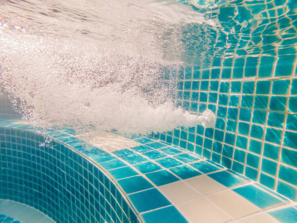 sob a piscina de água trabalhando dreno de perto - bubble swimming pool water underwater - fotografias e filmes do acervo