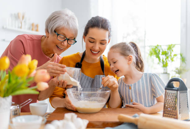 rodzina wspólnie przygotowuje piekarnię - grandmother pie cooking baking zdjęcia i obrazy z banku zdjęć