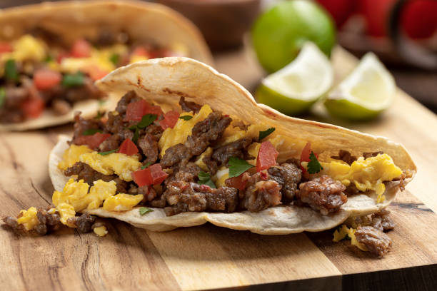 taco de desayuno de huevo y salchichas - 1614 fotografías e imágenes de stock