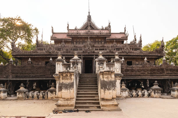 monasterio de shwenandaw - shwenandaw fotografías e imágenes de stock