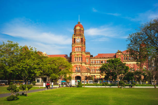 edificio dell'alta corte a yangon - yangon foto e immagini stock