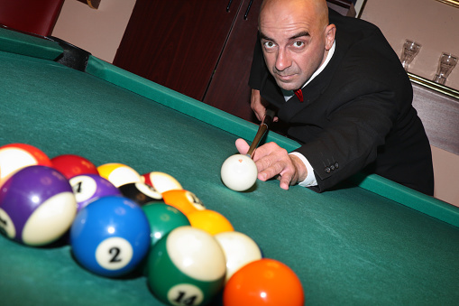 The billiards player opens the game