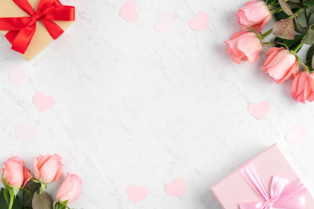 giftbox e rosa rosa para o conceito de design de saudação de natal do dia das mães. - rose mothers day flower pink - fotografias e filmes do acervo