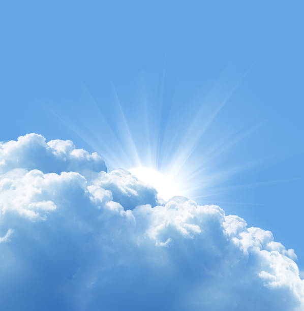 cielo blu con sole e belle nuvole - god spirituality sunbeam heaven foto e immagini stock