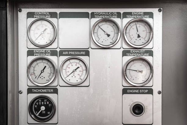 medidor de pressão e temperatura no painel de máquinas. - gauge car motor vehicle heat - fotografias e filmes do acervo