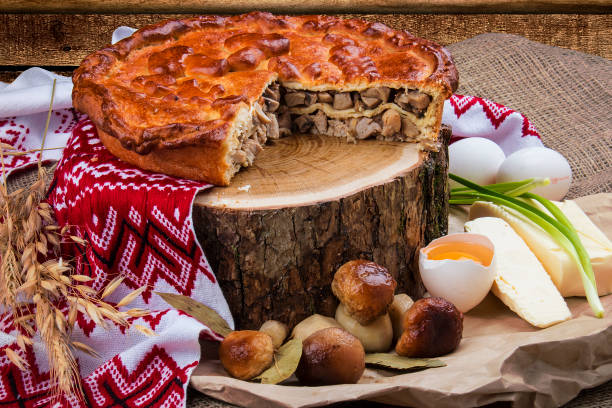 rosyjskie ciasto z mięsem i grzybami. tradycyjne danie. - baked breakfast cabbage cake zdjęcia i obrazy z banku zdjęć