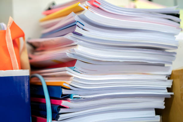 rapport d’éducation à l’école, les documents de classe des classeurs déposent le document de paperasserie avec la note, avec l’étiquette blanche sur l’étagère dans le dossier d’archive sur le bureau d’enseignant, document annuel de rappo - stack of books photos et images de collection