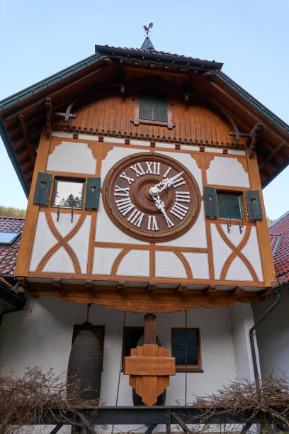 la plus grande horloge coucou du monde dans la forêt noire - triberg photos et images de collection