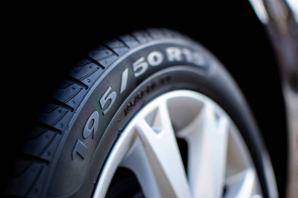 타이어 클로즈업(피렐리 신투라토 p7) - alloy wheel 뉴스 사진 이미지